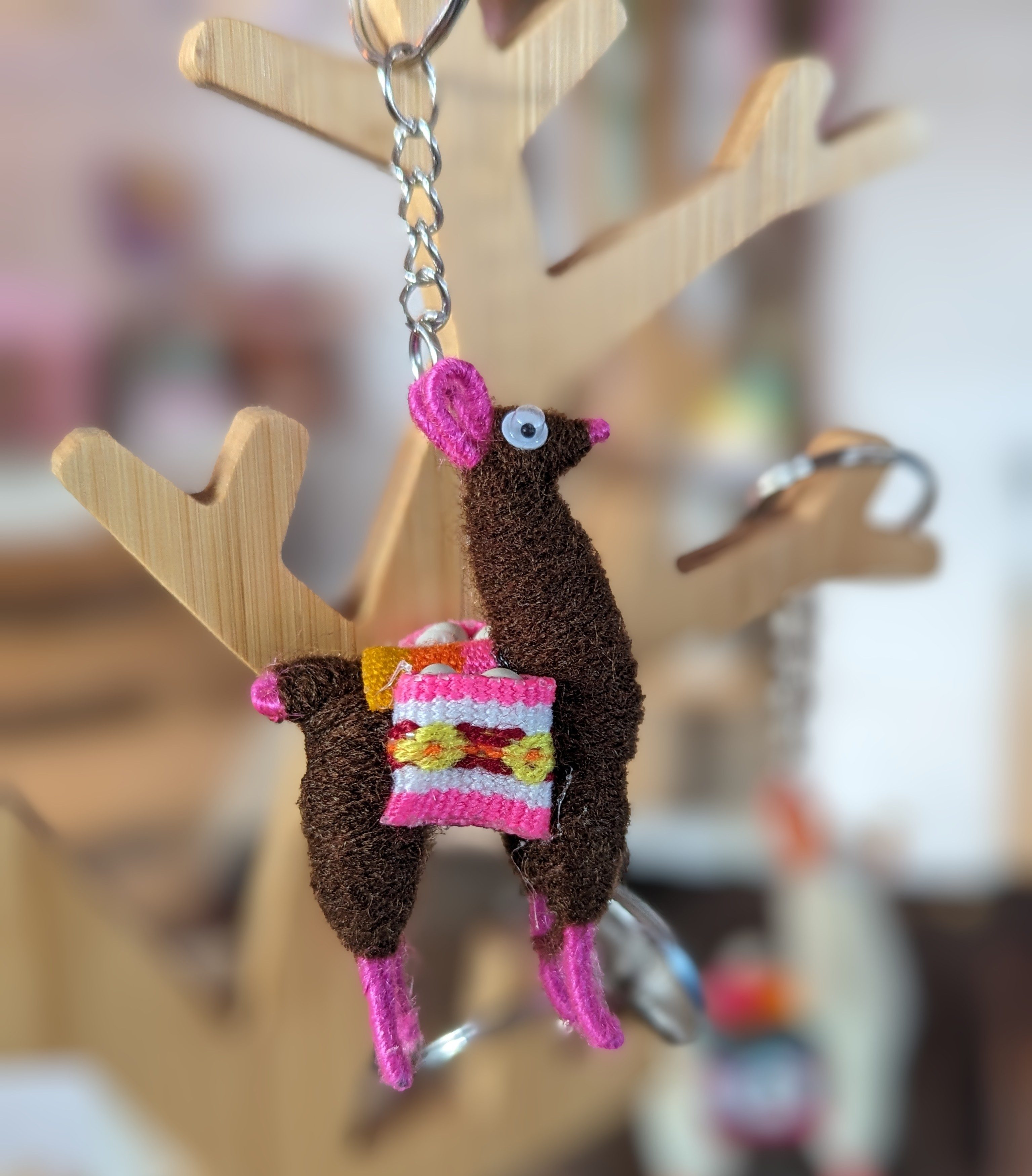 Lustiger Alpaka-Schlüsselanhänger im Mini-Poncho